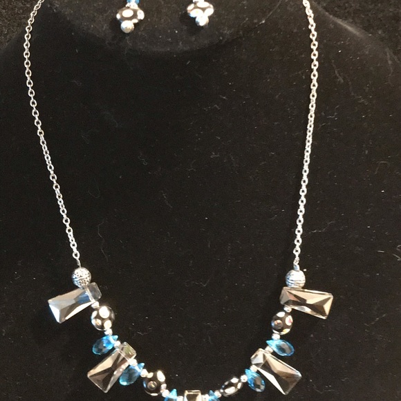 Necklace with matching earrings - Picture 3 of 3